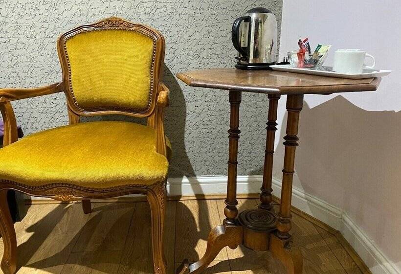 فندق Astral Lodge