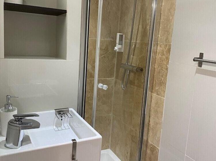 فندق Astral Lodge