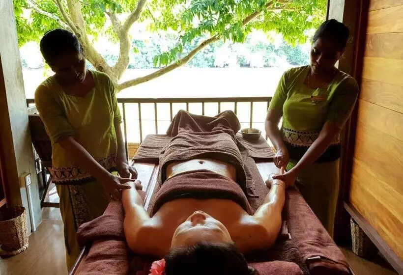 هتل Karunakarala Ayurveda Resort