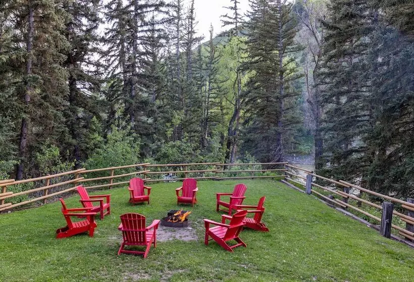 Отель Snake River Cabin Village