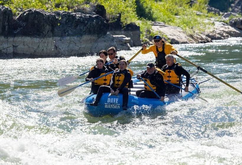 Отель Snake River Cabin Village