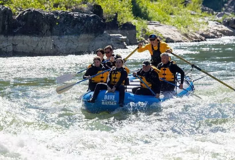 Отель Snake River Cabin Village