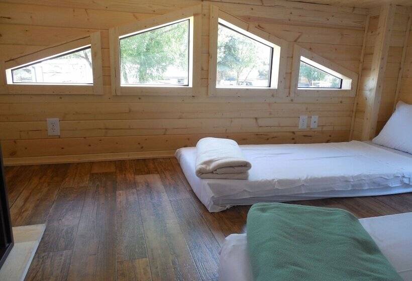 Отель Snake River Cabin Village