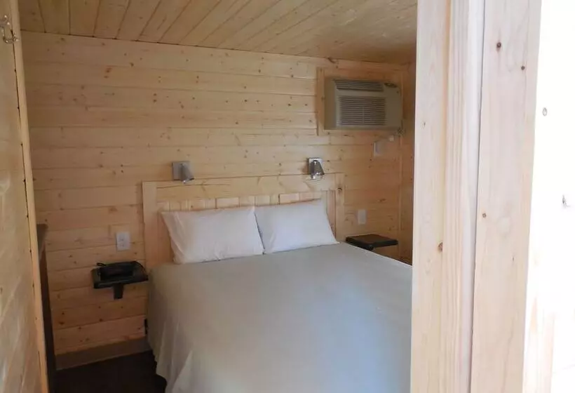 Отель Snake River Cabin Village