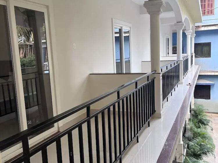 Morjim Sunset Guesthouse  Apartments With Kitchen & Ac Rooms