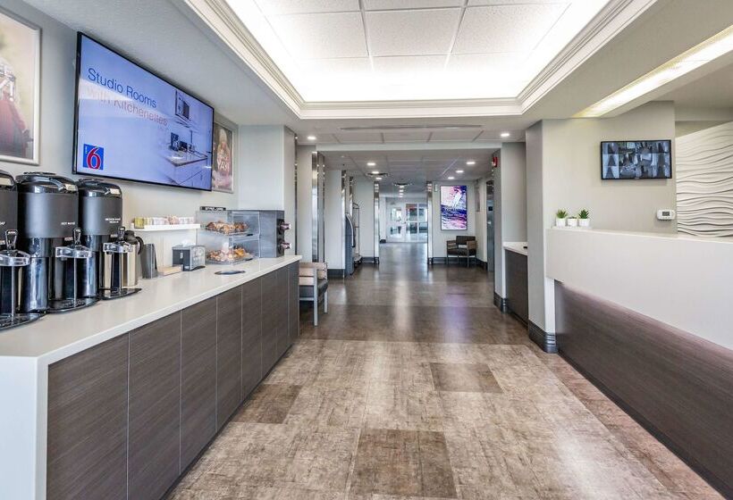 Motel 6 Saskatoon, Sk