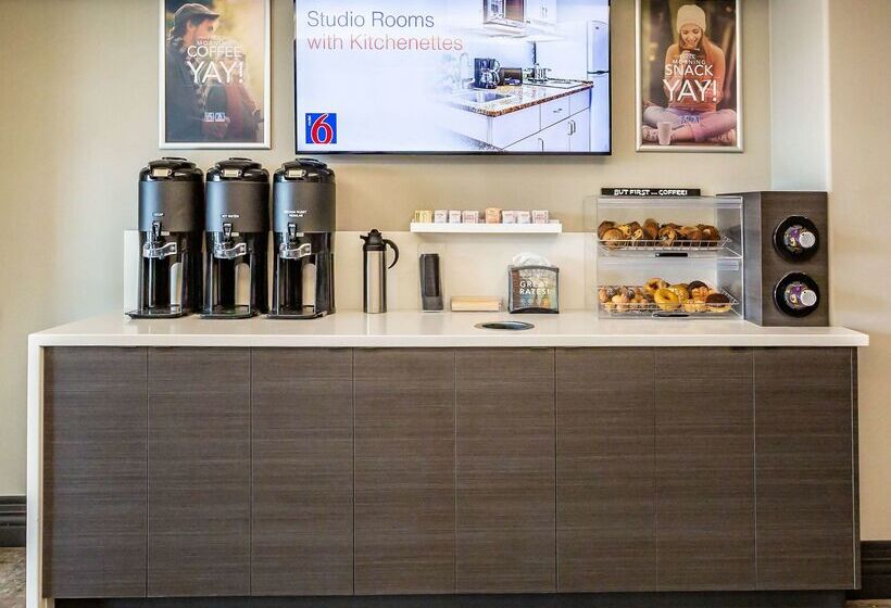 Motel 6 Saskatoon, Sk