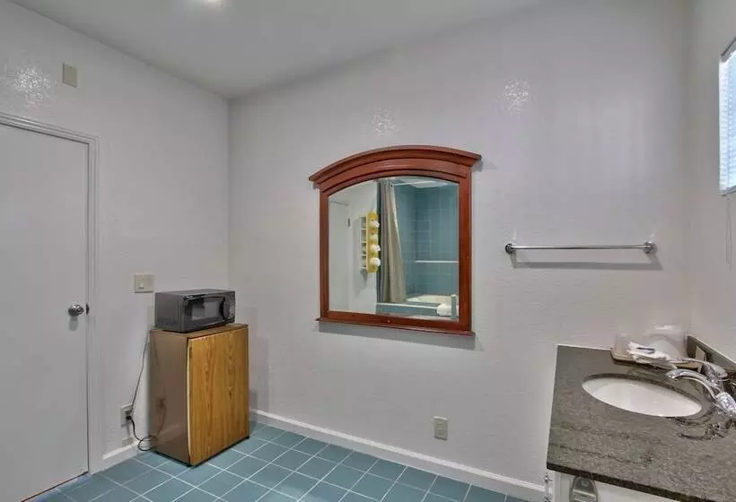 Мотель Coastal Valley Inn