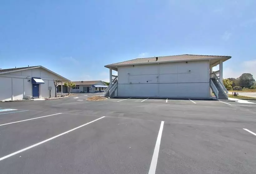 Мотель Coastal Valley Inn