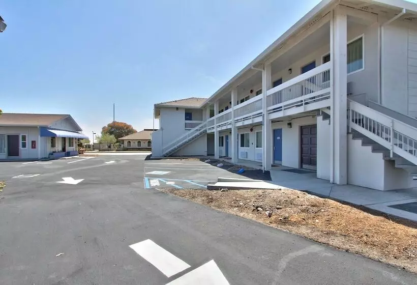 Мотель Coastal Valley Inn