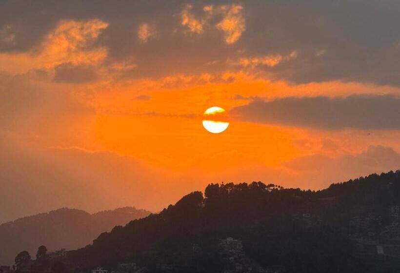 هتل Mountains Mirror