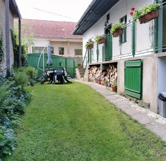 ペンション Kristaly Vendeghaz