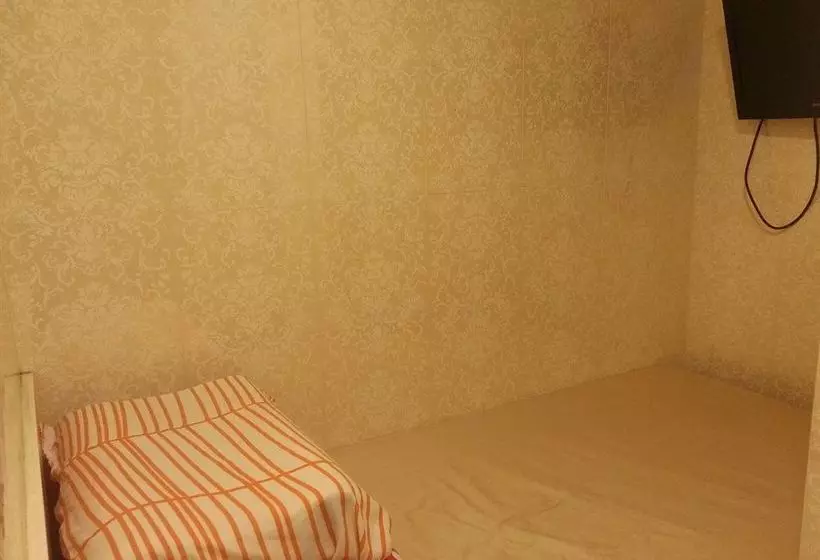 Apple Inn Mong Kok  Hostel