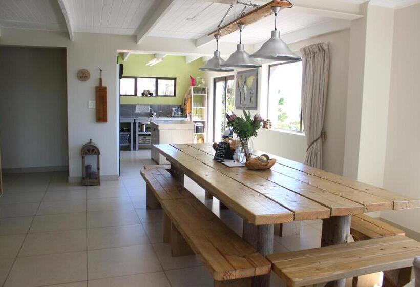 הוסטל @ Rosie S