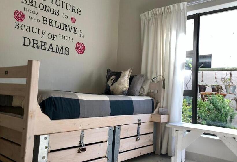 הוסטל @ Rosie S