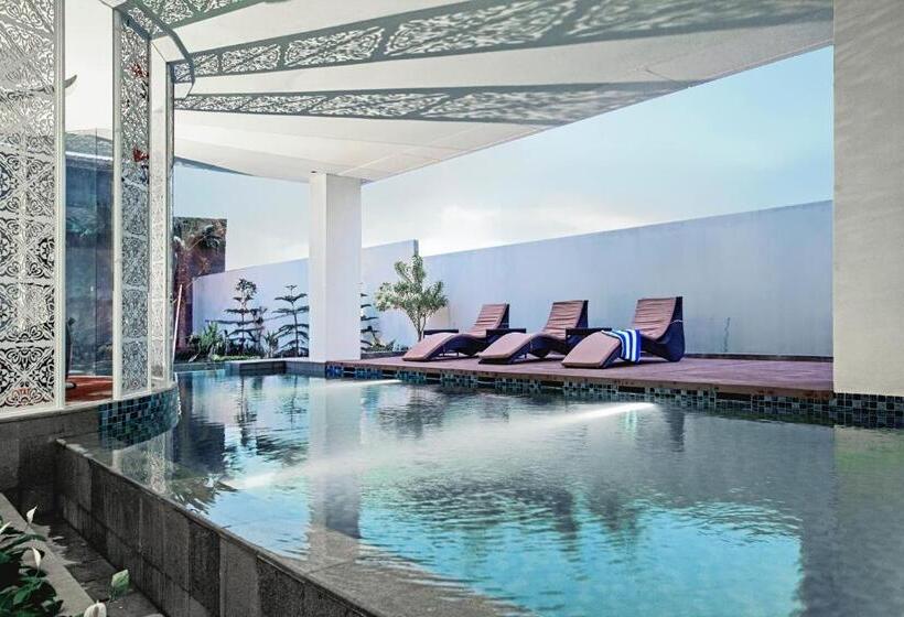 Отель Mercure Bandung Nexa Supratman