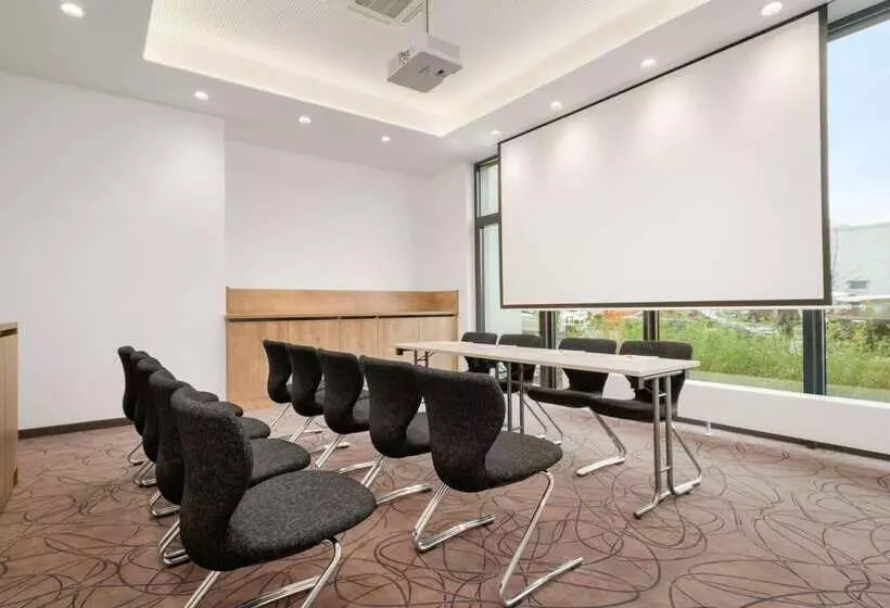 هتل Super 8 By Wyndham Munich City North