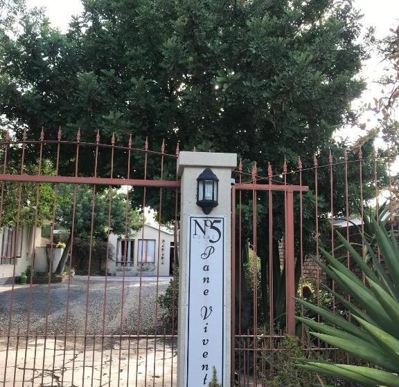 Pane Vivente Garden Cottage