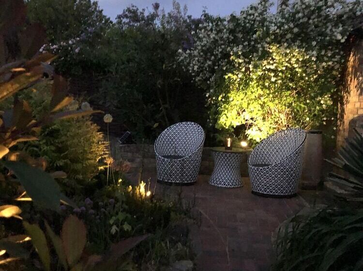 مبيت وإفطار The Blue Cow