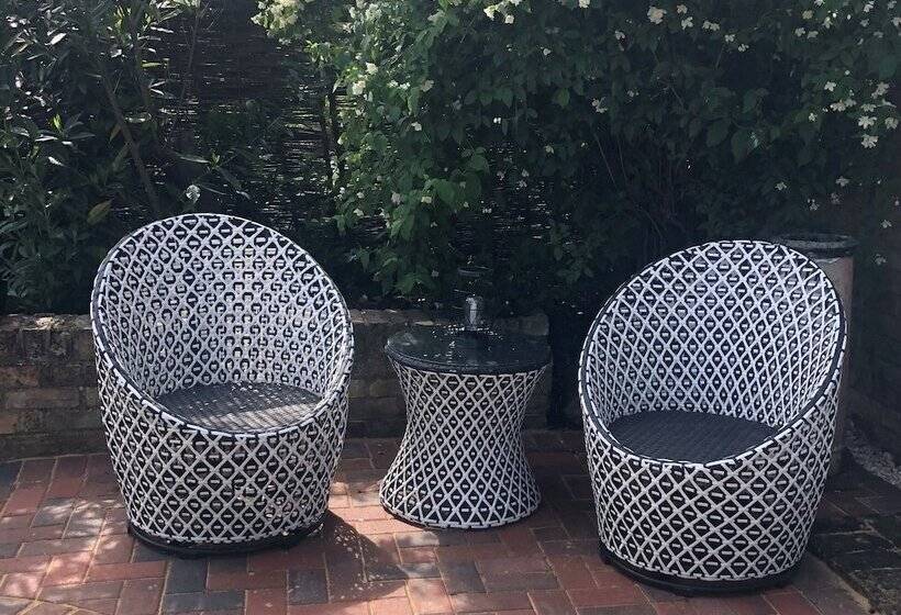 مبيت وإفطار The Blue Cow