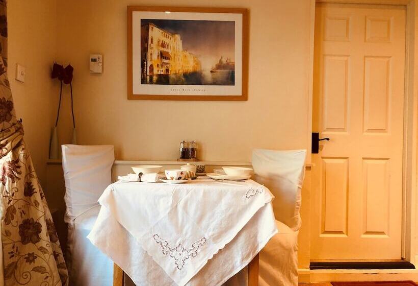 مبيت وإفطار The Blue Cow