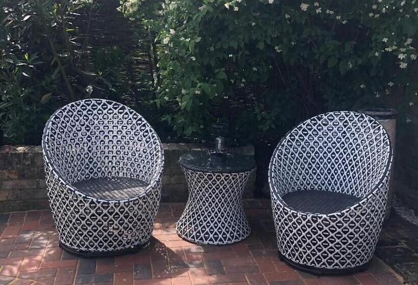 مبيت وإفطار The Blue Cow