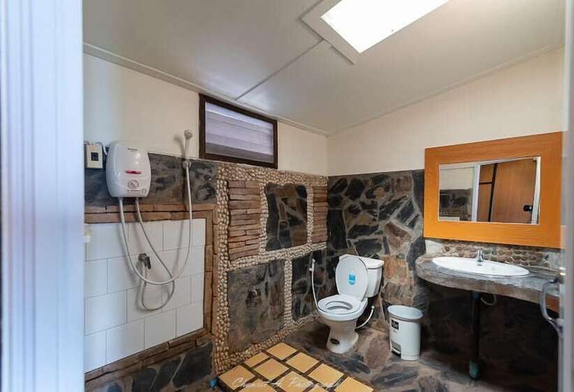 בית מלון כפרי Sangthian Beach Resort