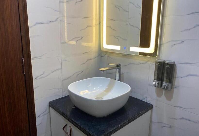 בית מלון כפרי Noida Dreams 144