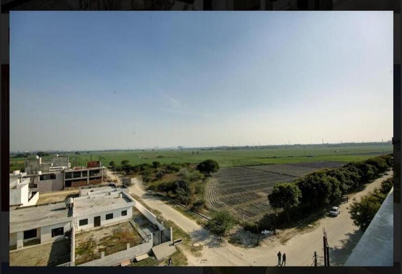 בית מלון כפרי Noida Dreams 144