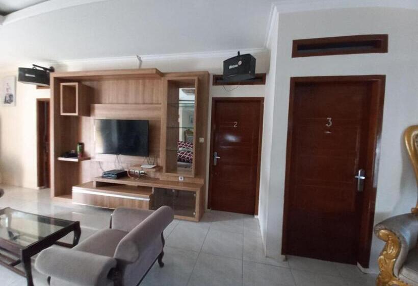 Hotel Collection O 92634 Villa Ds