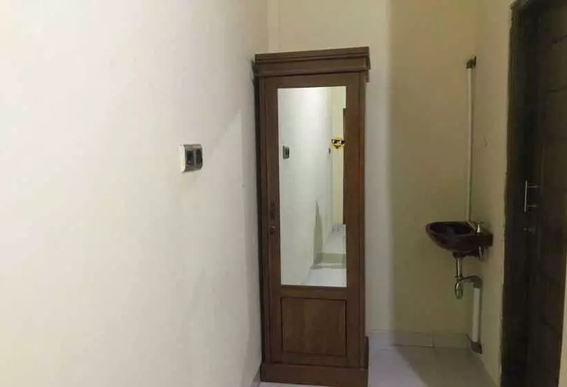 Hotelli Oyo 92608 Penginapan Mc Lodge