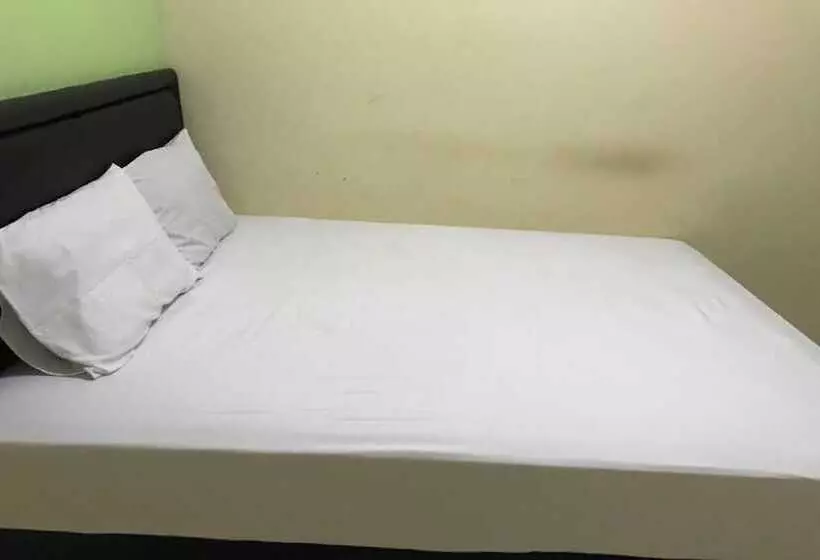 Hotelli Oyo 92608 Penginapan Mc Lodge
