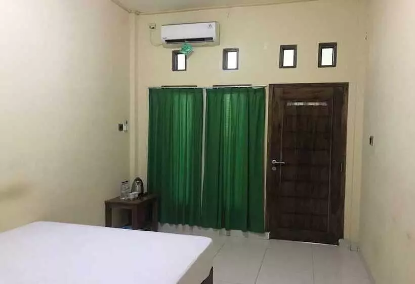 Hotelli Oyo 92608 Penginapan Mc Lodge