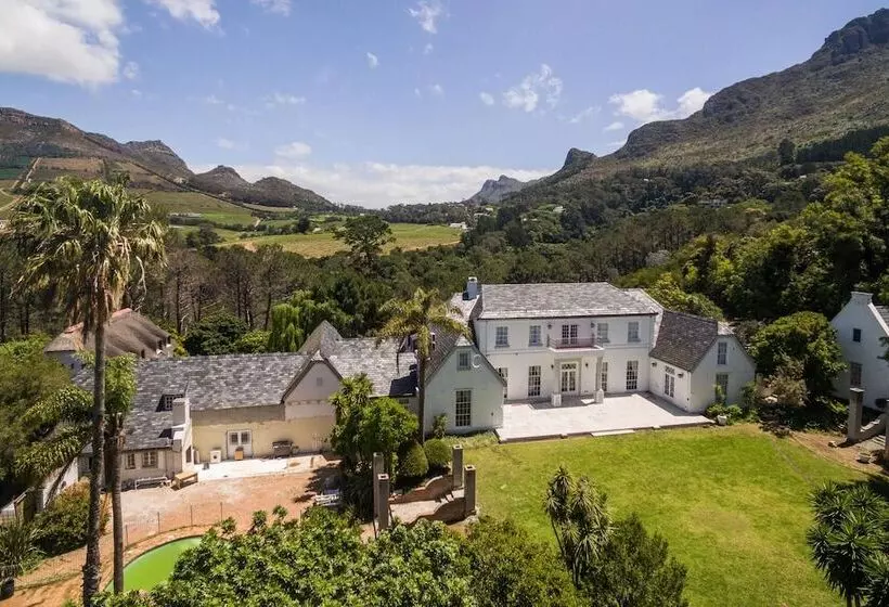 Hotelli Akamah Estate