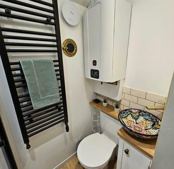 بنسيون Gatwick Hideaway Hut