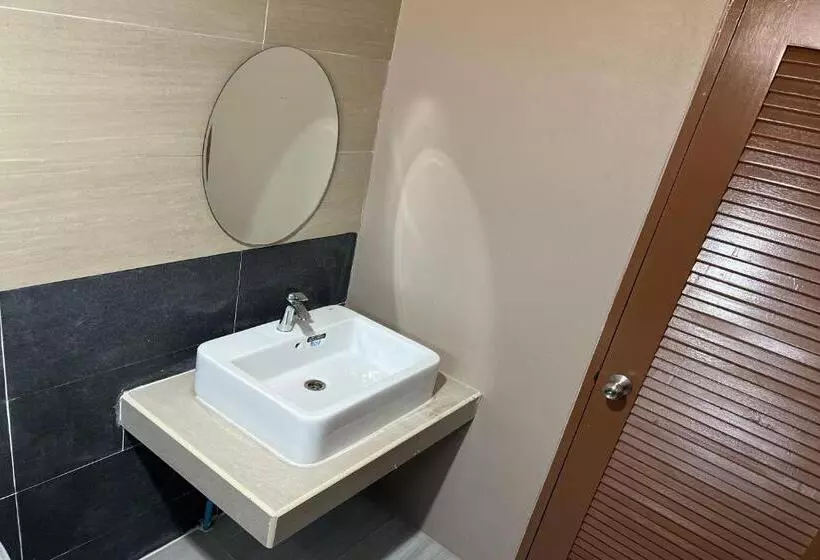 Retkeilymaja V Tharm