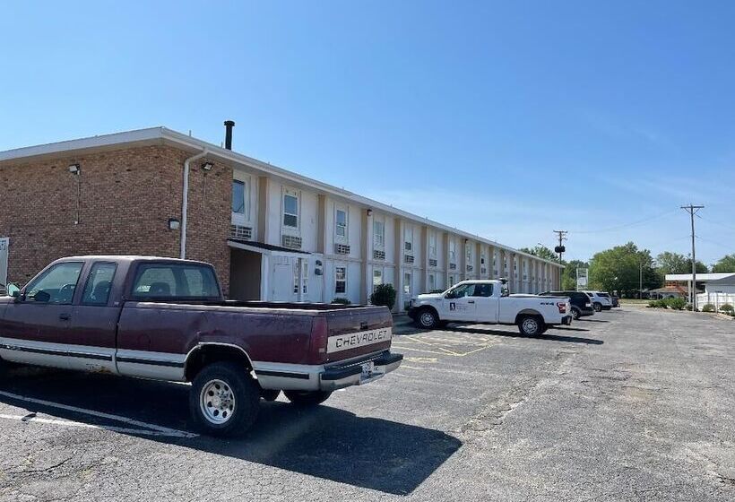 酒店 Regal 8 Inn & Suites