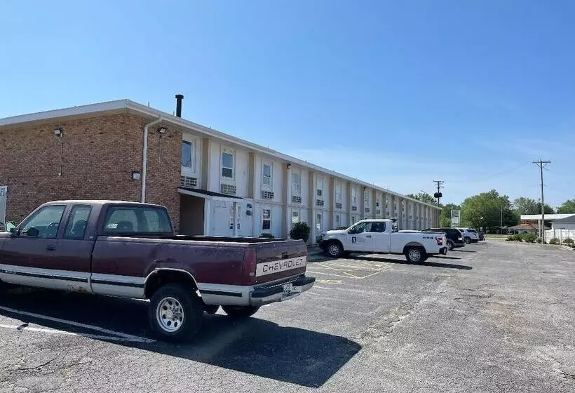 Hotelli Regal 8 Inn & Suites