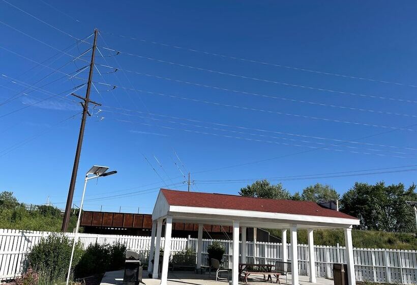 酒店 Regal 8 Inn & Suites