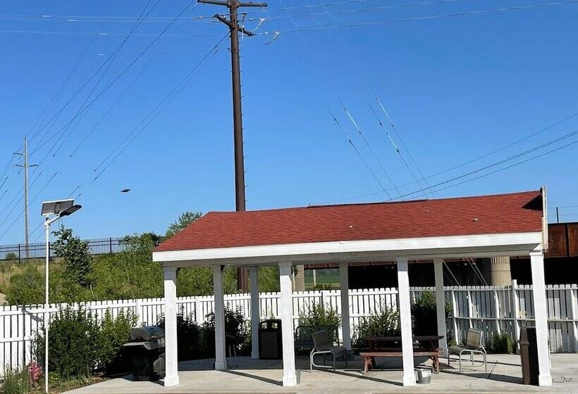 酒店 Regal 8 Inn & Suites