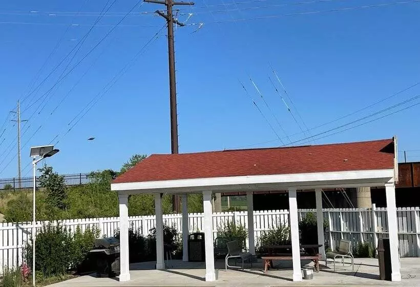 Hotelli Regal 8 Inn & Suites