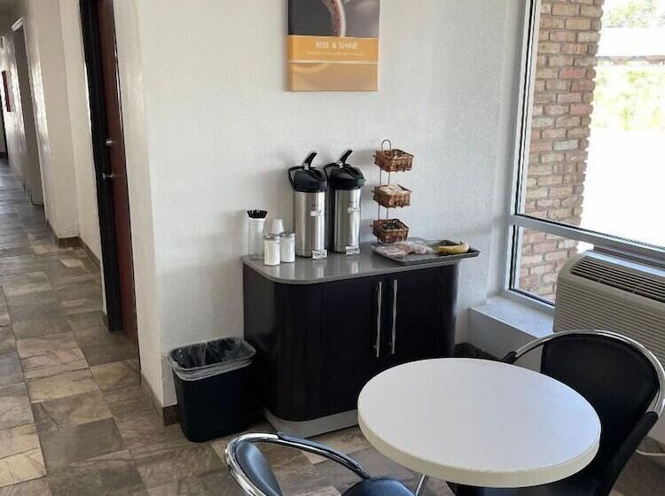 酒店 Regal 8 Inn & Suites