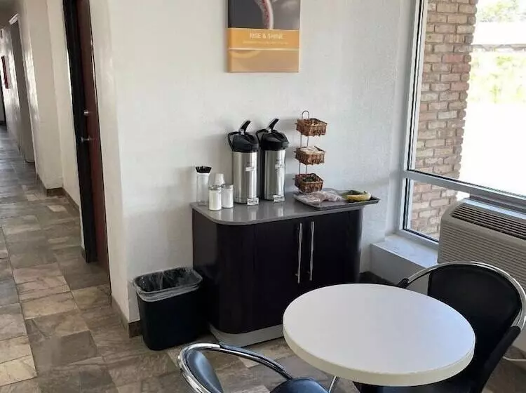 Hotelli Regal 8 Inn & Suites