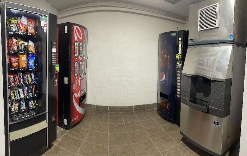 酒店 Regal 8 Inn & Suites