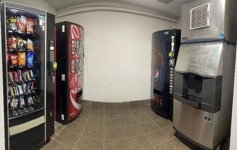 Hotelli Regal 8 Inn & Suites