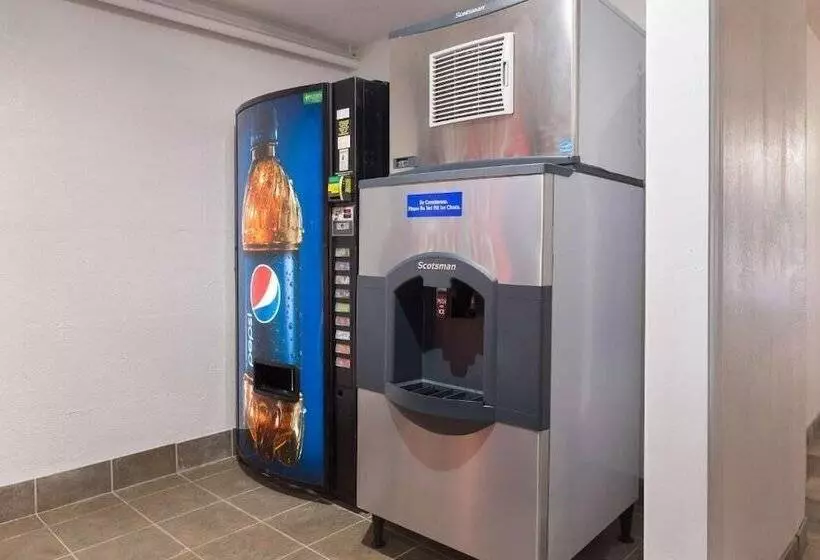 Hotelli Regal 8 Inn & Suites