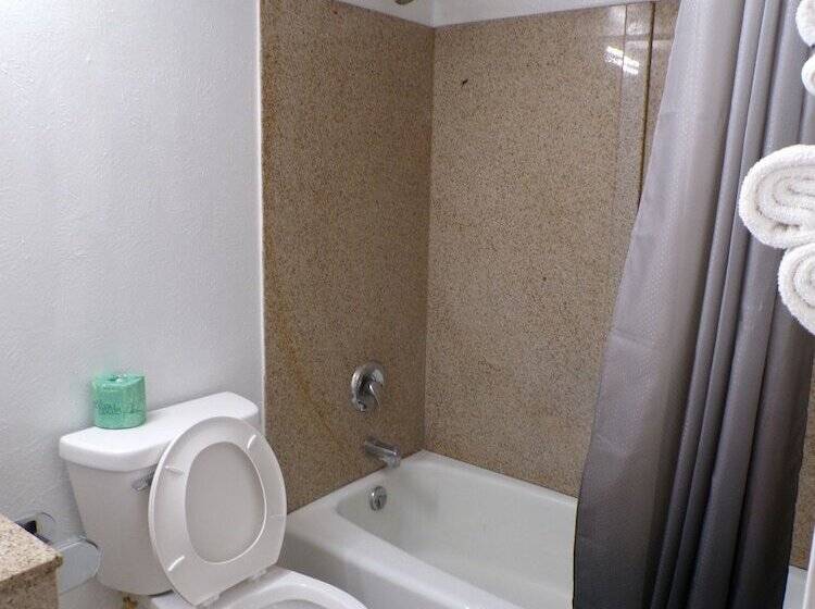 酒店 Regal 8 Inn & Suites