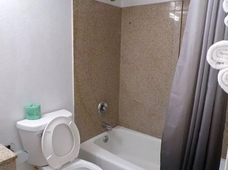 Hotelli Regal 8 Inn & Suites