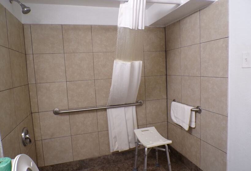 酒店 Regal 8 Inn & Suites