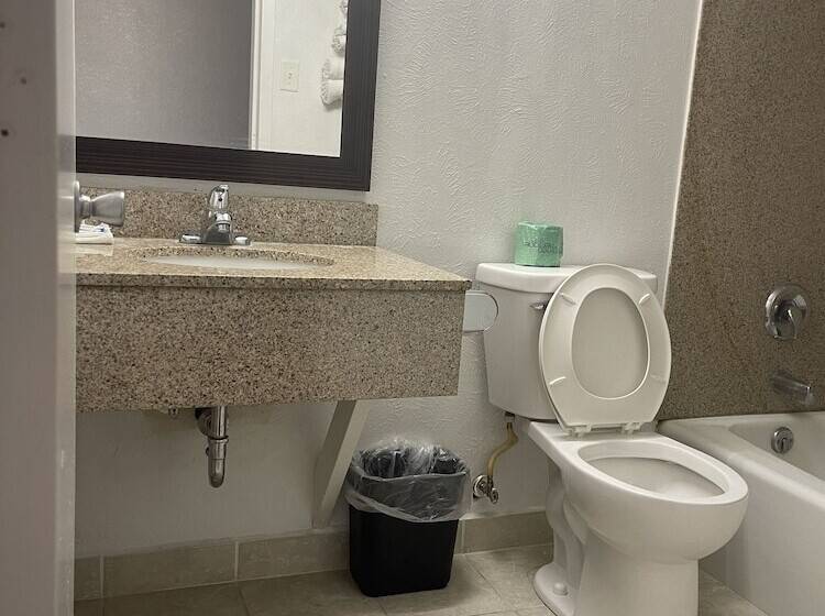 酒店 Regal 8 Inn & Suites